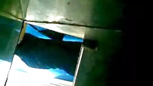مردان داغ تمام حفره های پایین جوراب های ساق بلند را در رابطه جنسی گروهی در خانه سگس پیرزنها فاک می کنند