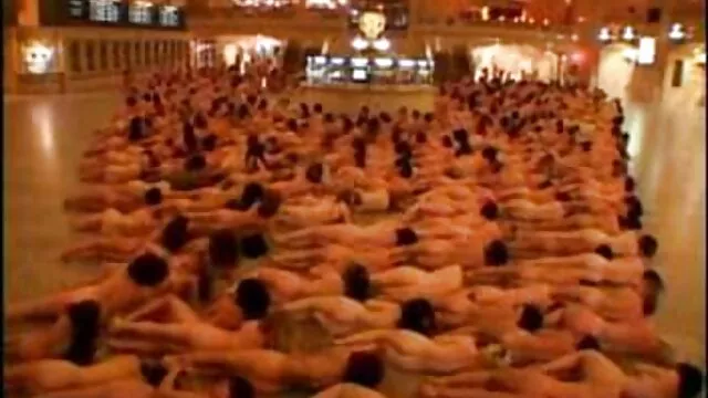 مردی با زحمت در بعضی مواقع sex پیرزن بلوند را کشید.