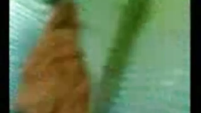 دو فاحشه سوپر پیرزنها در یک مهمانی به یک مرد آب می خورند