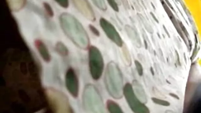 بور مردی را fuc می کند و سوپر پیرزن لب هایش را تکان می دهد.