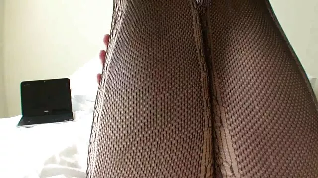 لنا پل و دوست پسر با هم عشق کس پیرزن سکسی ورزی می کنند.