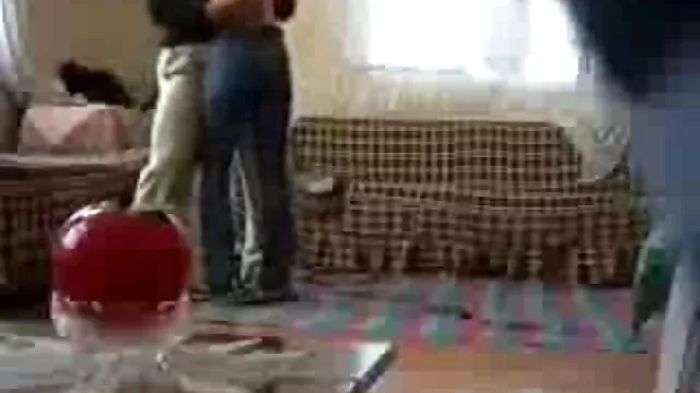 پردولیت سکس پیرزنها روسی است و جیغ می کشد.