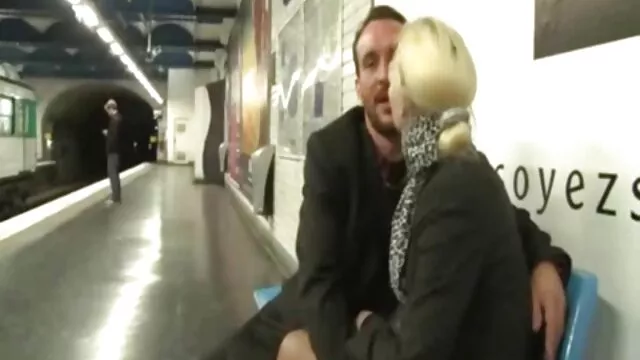 زن با لاتکس قرمز و سیاه با واژن روی واژن کس پیرزن سکسی مرد می نشیند