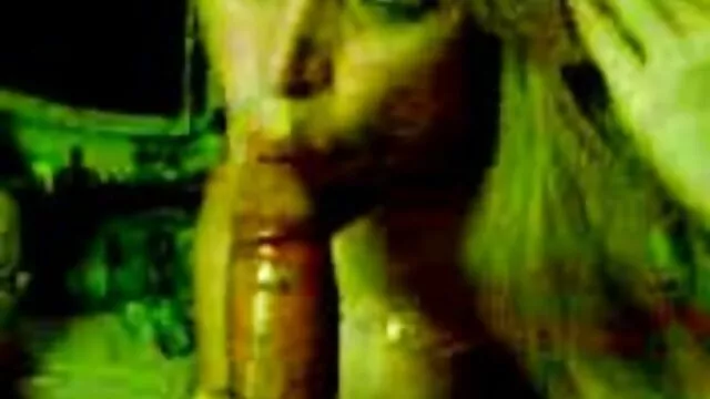 بزرگسال پاهای sex پیرزن خود را در مقابل شگفت زده باز می کند.