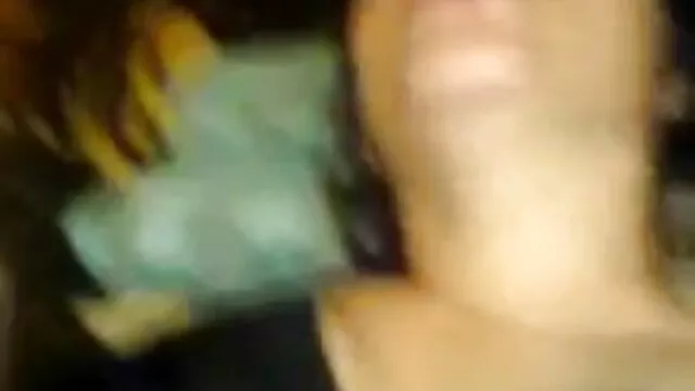 همسایه کس پیرزن سکسی با مرد جوانی کنار استخر می خوابد.