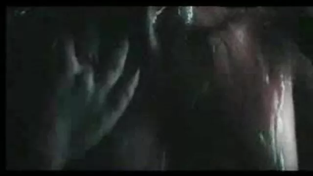زن افتاده عکس سکسی پیرزن تسلیم مردی روی کاناپه می شود که گربه اش را لیس می زند