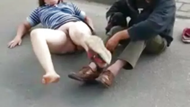 روس ها روی چمن سکسی پیرزنها جلوی چادر می دوند.