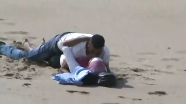 رابطه جنسی دهانی در تاریکی مطلق سکی پیرزن به صورت بلوند ختم می شود