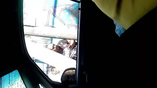 پوره نگران در شکاف سکی پیرزن به هم می خورد و از شادی جیغ می کشد