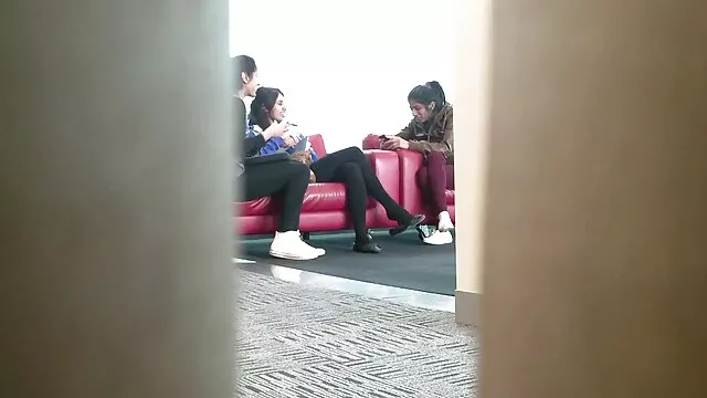 خودکار خانم انگشت در واژن را در ماشین انگشت می زند و اوج پورن پیرزن لذت را می گیرد