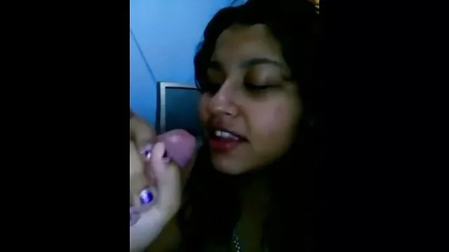 موهای صورتی سکس کس پیرزن در یک ژست شیطنتی بهم ریخته می شوند.
