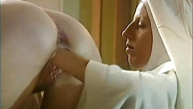 همه توسط سگس پیرزنها یک مرد سرخ شده است.