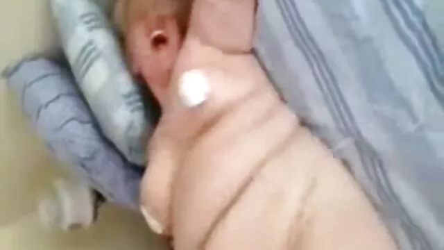 رامر با فیلم سکسی پیرزن ها برداشتن بند از زن بازیگر سیرک را لوس می کند.