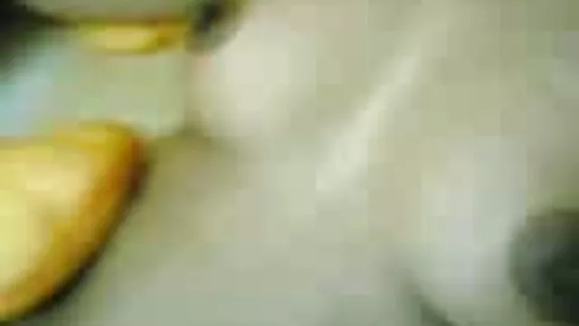 مردان مویی با یک مرد در وسط یک فلم سکس پیرزن جنگل زیبا می خوابند