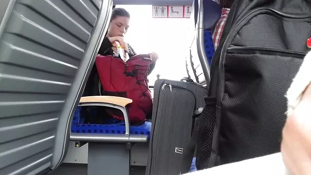 مرد با خواهر سکسی پیرزنها و مادرش می خوابد.