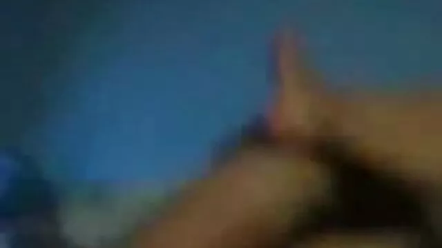 دانشجو سکی پیرزن خروس را با پاهایش می گیرد.